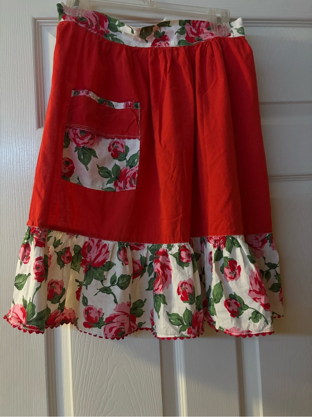 Vintage apron of beautiful colorful floral design. Handmade of all cotton! - Picture 2 of 10